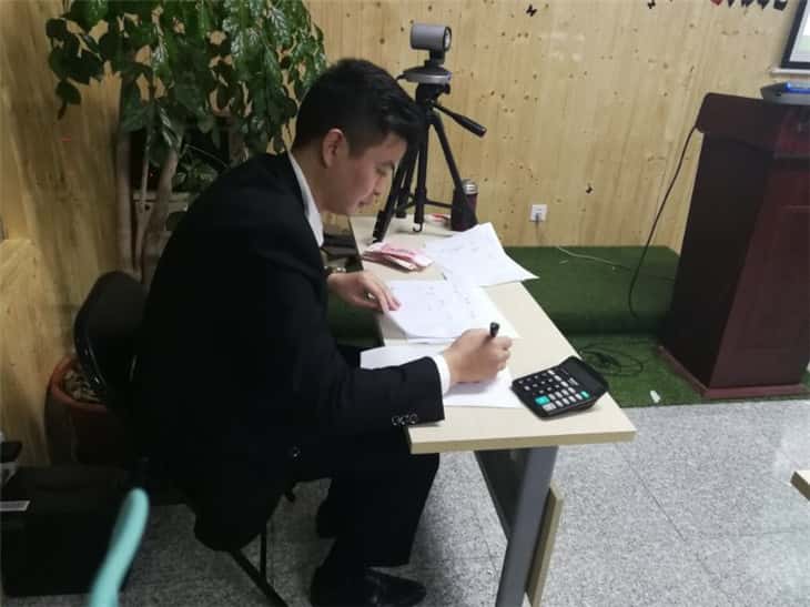 薩震節(jié)能空壓機(jī)銷售副總現(xiàn)場打分計分